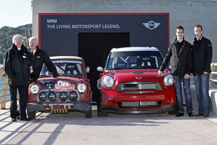Der legendäre Mini (l.) und der MINI WRC (r.)