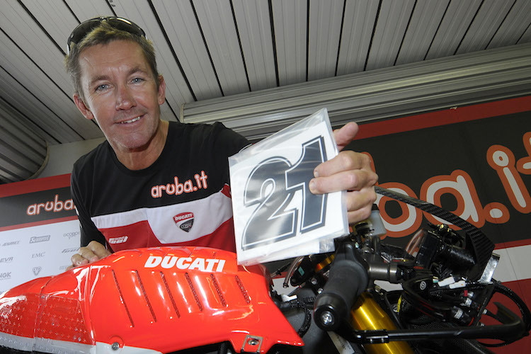 Troy Bayliss klebte persönlich seine legendäre Startnummer auf das Motorrad von Davide Giugliano