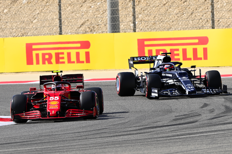 Carlos Sainz (Ferrari) vor Yuki Tsunoda (AlphaTauri)