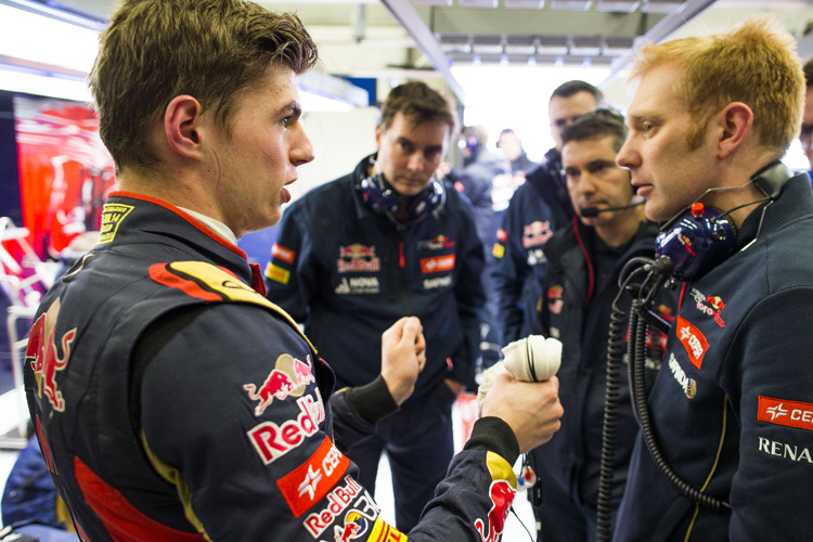 Max Verstappen mit seinen Technikern. Zweiter von rechts ist Xevi Pujolar