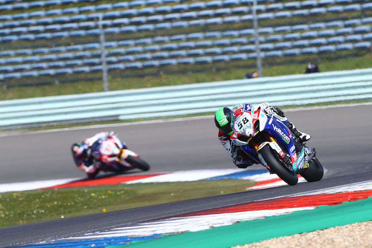 Eugene Laverty, im Hintergrund folgt Alex Lowes