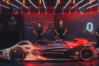 Neel Jani und André Lotterer mit ihrem Dienstauto