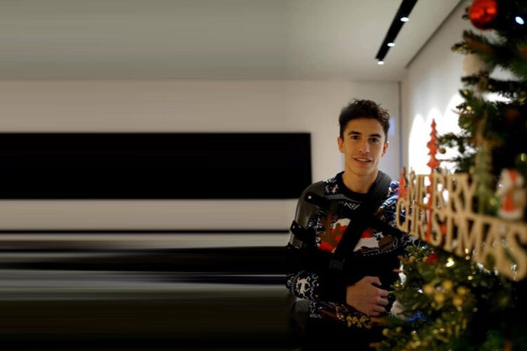 Marc Márquez mit dem verletzten Arm vor dem Weihnachtsbaum