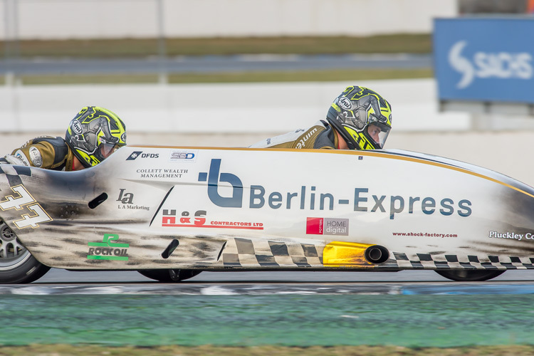 Tim Reeves und Mark Wilkes fahren auch in der kommenden Saison in der IDM Seitenwagen 