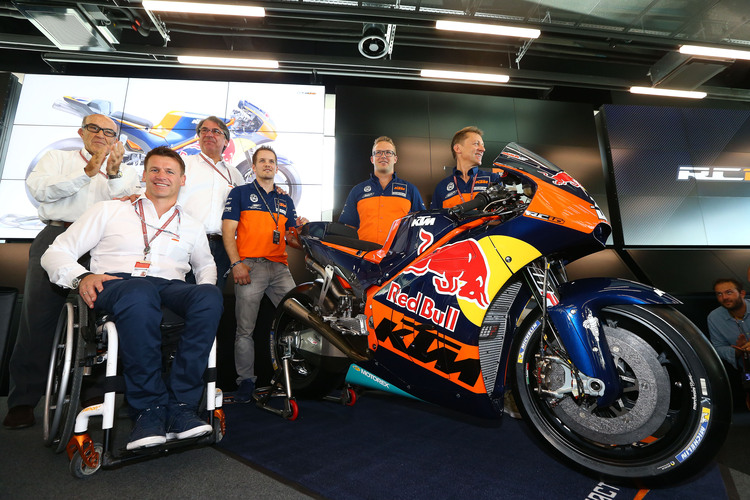 Pit Beiter, Carmelo Ezpeleta, Stefan Pierer, Mika Kallio mit den Technikern Sebastian Risse und Mike Leitner neben der KTM RC16