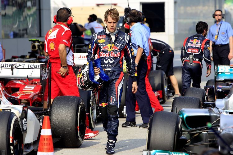 Sebastian Vettel auf dem Weg zum Fahrzeug