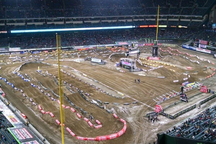 Die Saisoneröffnung der US-Supercrossmeisterschaft findet traditionell in Anaheim statt