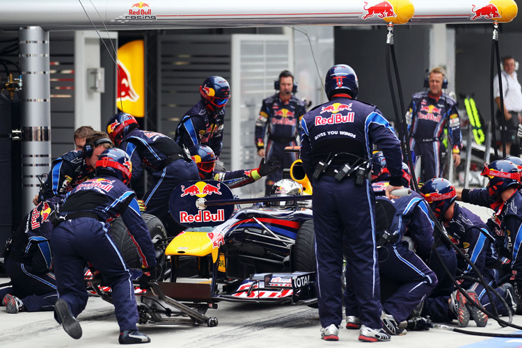 Jetzt muss alles schnell gehen: Die Jungs von Red Bull Racing an der Arbeit