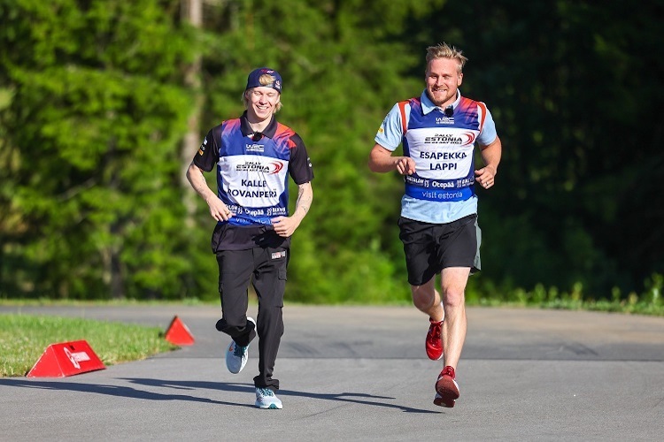 Die joggenden Finnen Kalle Rovanperä und Esapekka Lappi