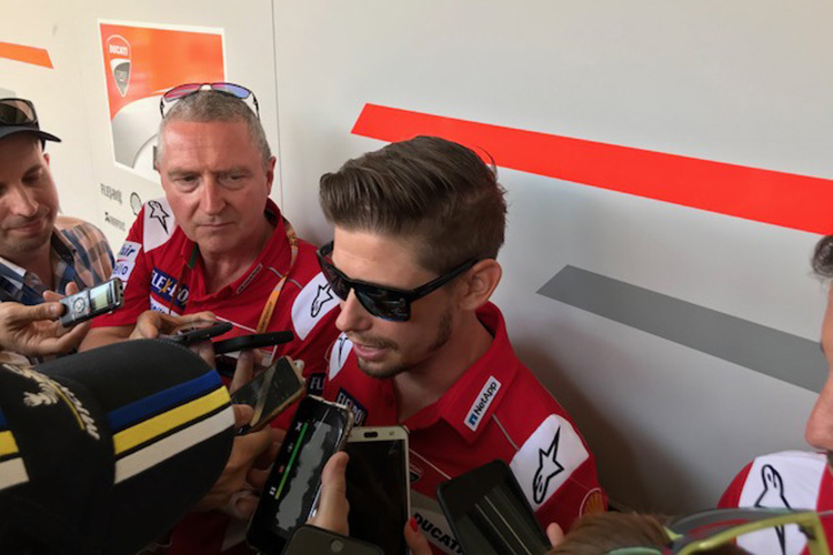 Casey Stoner mit dem legendären Ducati-Communications-Manager Julian Thomas