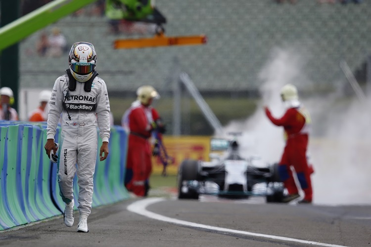 Das Auto von Lewis Hamilton geht in Rauch auf