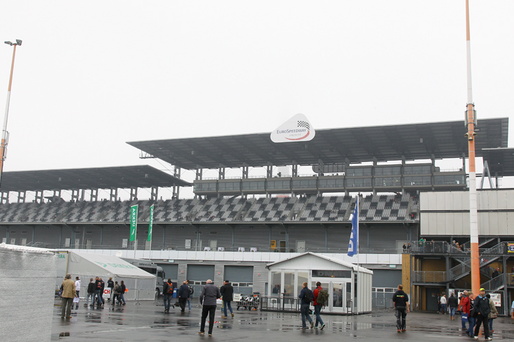 Mieses Wetter in der Lausitz, die IDM Superbike fährt trotzdem