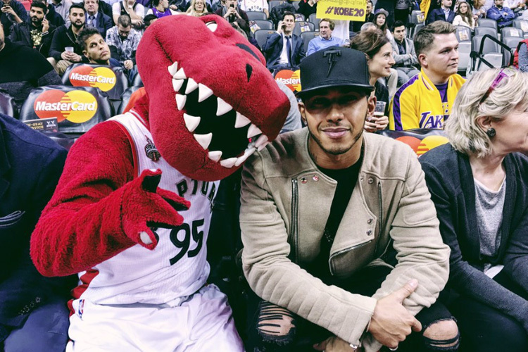 Lewis Hamilton bei einem Besuch eines Basketballspiels der Toronto Raptors