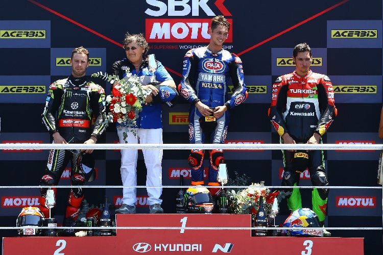 Michael van der Mark freut sich über den ersten Yamaha-Sieg 2019	
