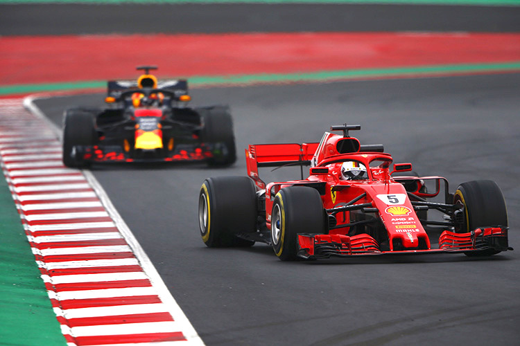 Sebastian Vettel vor Max Verstappen