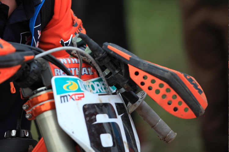 Das Bike von Jorge Prado nach dem Crash, der Lenker ist komplett abgeknickt