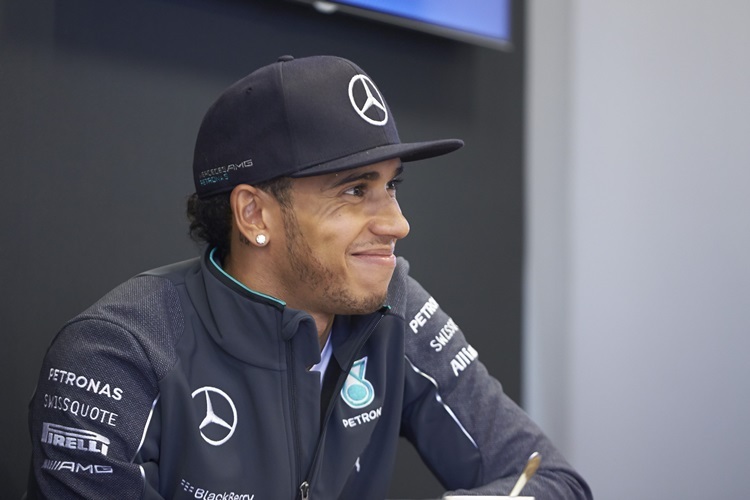 Das Lachen hat Lewis Hamilton nach dem kühlen Nass nicht verlernt