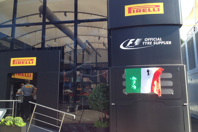 Die italienische Flagge bei Pirelli mit Trauerflor