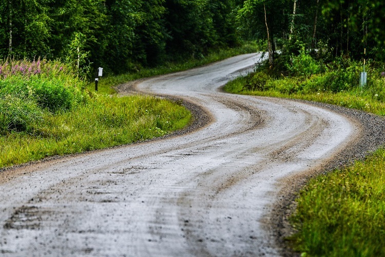 Die Rallye führte über die breiten Schotterwege in den finnischen Wäldern