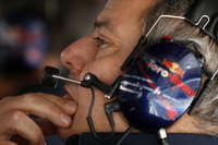 Giorgio Ascanelli, noch mit Toro-Rosso-Hörschutz