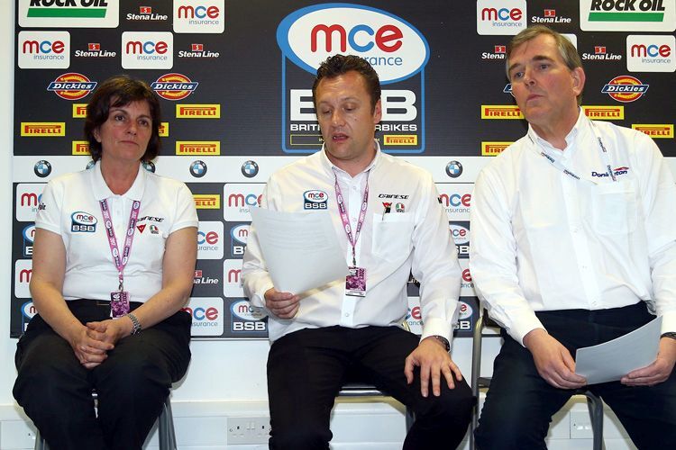 BSB-Rennärztin Dr. Heike Romer, Stuart Higgs (BSB-Serienmanager) und Christopher Tate (Geschäftsführer Donington Park) verkünden das Statement