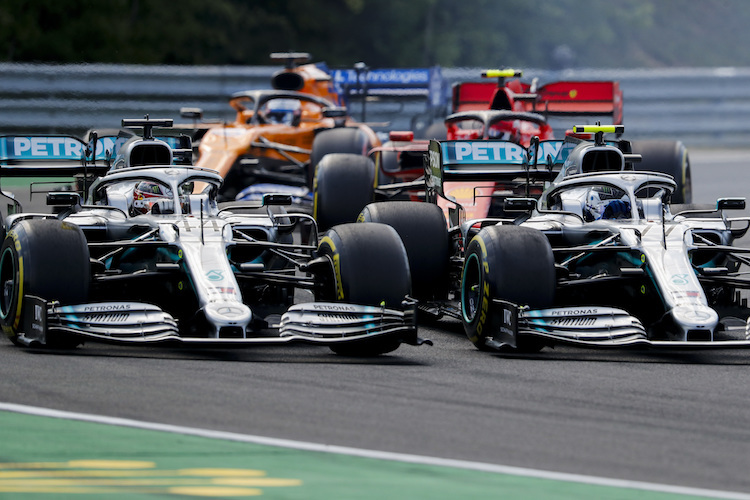 Bottas (rechts) gegen Lewis Hamilton, hinten naht Charles Leclerc