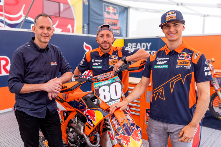 Robert Jonas (Head of Motorsports Offroad), Tony Cairoli und Andrea Adamo sind sich einig