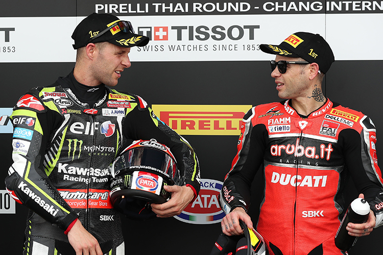 Misstrauisches beäugen: Jonathan Rea (li.) und Alvaro Bautista