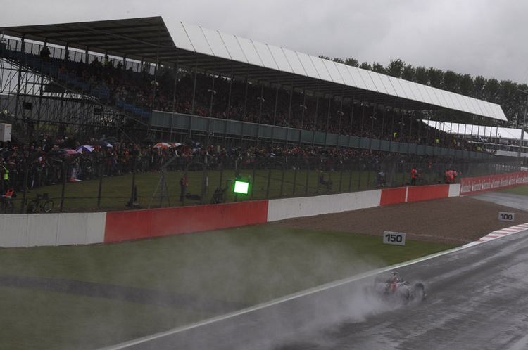 Jubel bei den britischen Fans: Daniel Ricciardo wagte sich auch im strömenden Regen auf die Piste