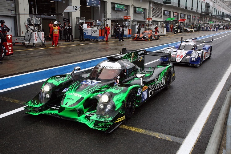 Ein LMP2 vor einem LMP1: Ein Ligier JS P2, der bei Onroak Automotive entstand, vor einem Toyota TS040 Hybrid