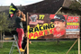 Dominique Aegerter legt bei der Werbung für seine Party selbst Hand an
