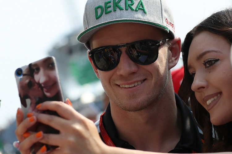 Nico Hülkenberg macht einen Fan glücklich