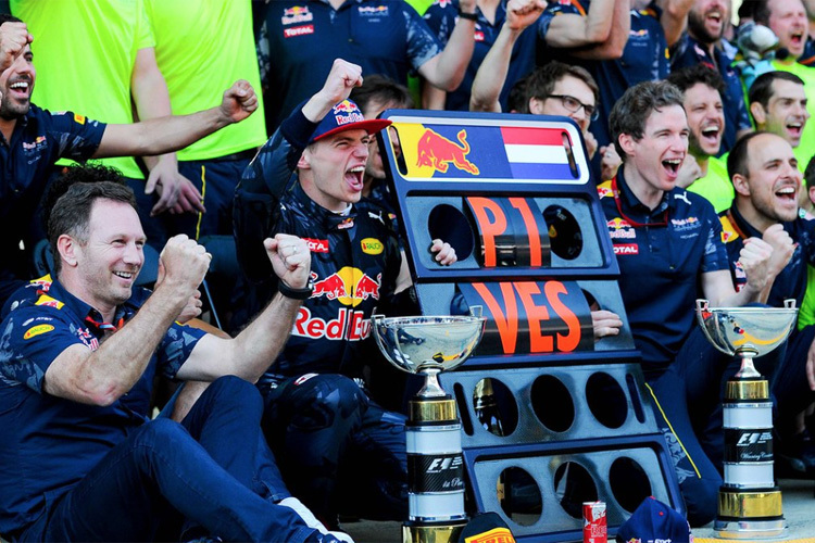 Christian Horner (links unten) mit Max Verstappen und der RBR-Truppe