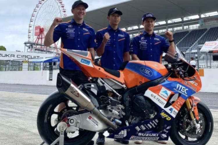 Marcel Schrötter (re.) fährt in Suzuka eine Suzuki