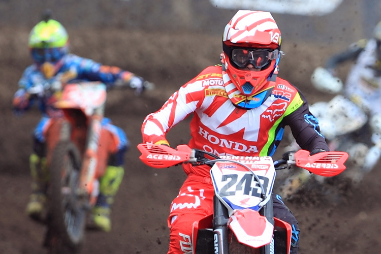 Tim Gajser, hier vor seinem Herausforderer Antonio Cairoli,  geht als Titelverteidiger in die Saison 2020