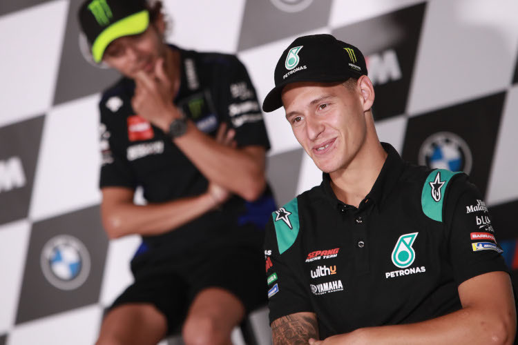 Fabio Quartararo und Valentino Rossi (im Hintergrund) haben dieselbe Frage