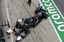Die McLaren-Mechaniker drehen den Mercedes von Bottas um