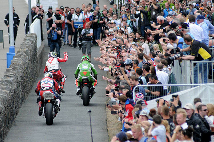 John McGuinness, James Hillier und Michael Dunlop werden von einer begeisterten Menge empfangen