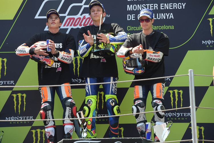 Das Siegerpodest mit Rossi, Márquez (links) und Pedrosa