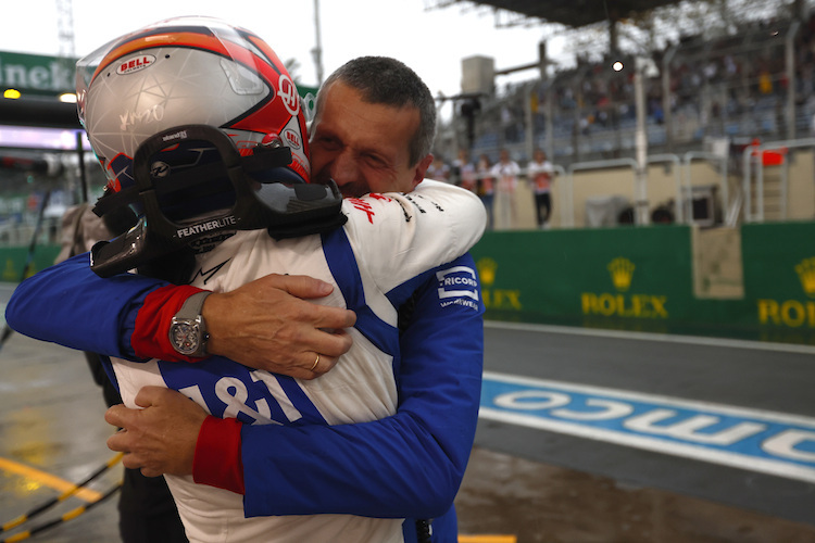 Haas-Teamchef Günther Steiner gratuliert Kevin Magnussen zur Sprint-Pole