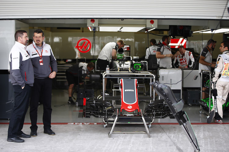 Günther Steiner (Zweiter von links) vor der Haas-Box