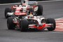 Timo Glock hinter Lewis Hamilton