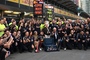 Dr. Helmut Marko (mittig unten) feierte mit Fahrern und Team den Sieg von Max Verstappen