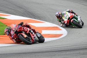 Bulega auf der Werks-Ducati vor MotoGP-Veteran Johann Zarco)