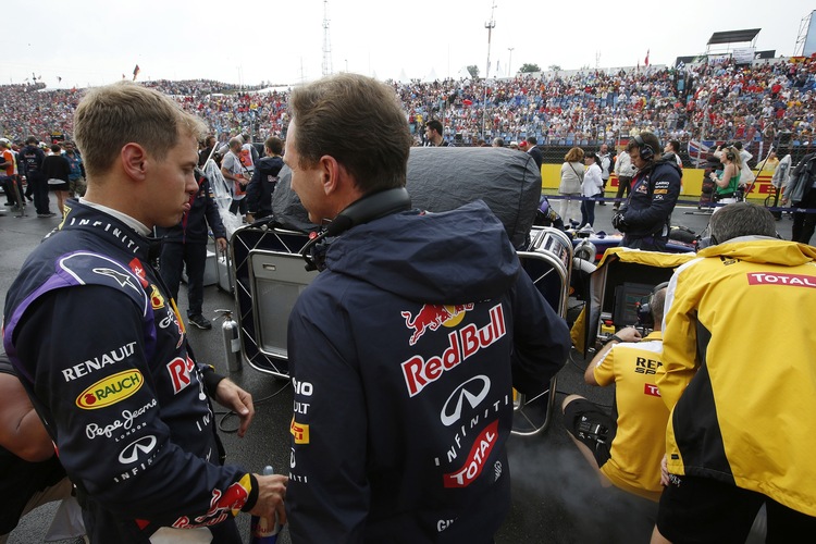 Sebastian Vettel im Gespräch mit Christian Horner