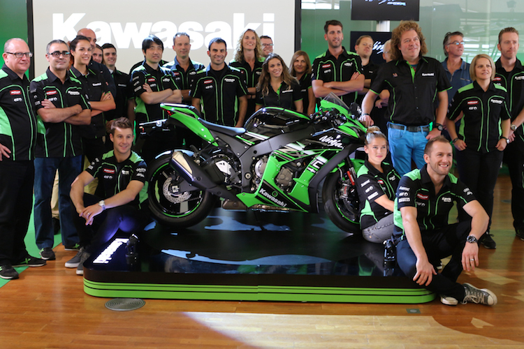 Die neue Kawasaki ZX-10R mit dem kompletten Rennteam um Jonathan Rea und Tom Sykes