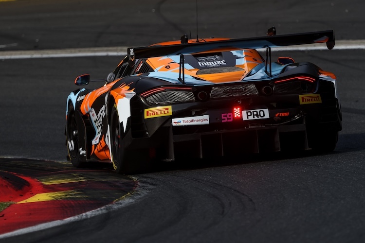 Marvin Kirchhöfer zeigt der Konkurrenz den McLaren-Hintern