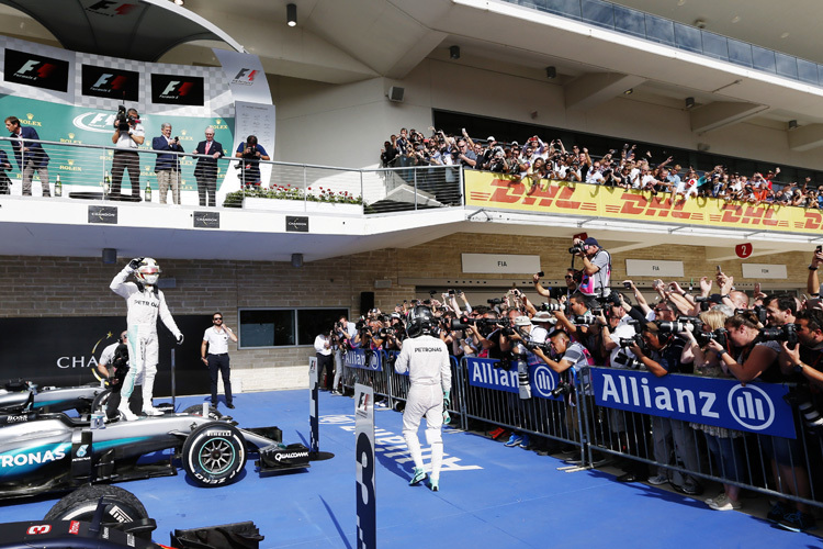 Nico Rosberg trottet davon, Lewis Hamilton triumphiert