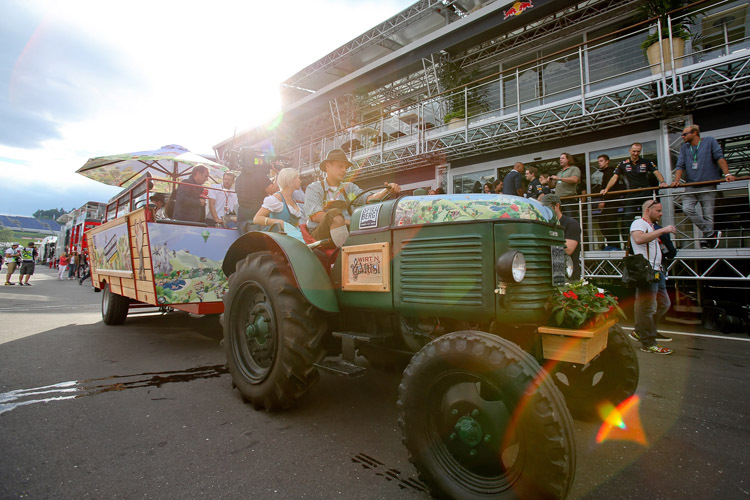 Mit einem Oldtimer-Traktor wurde das Formel-1-Fahrerlager auf typisch steirische Art begrüsst