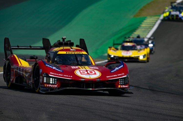 Zwei Ferrari 499P in Interlagos